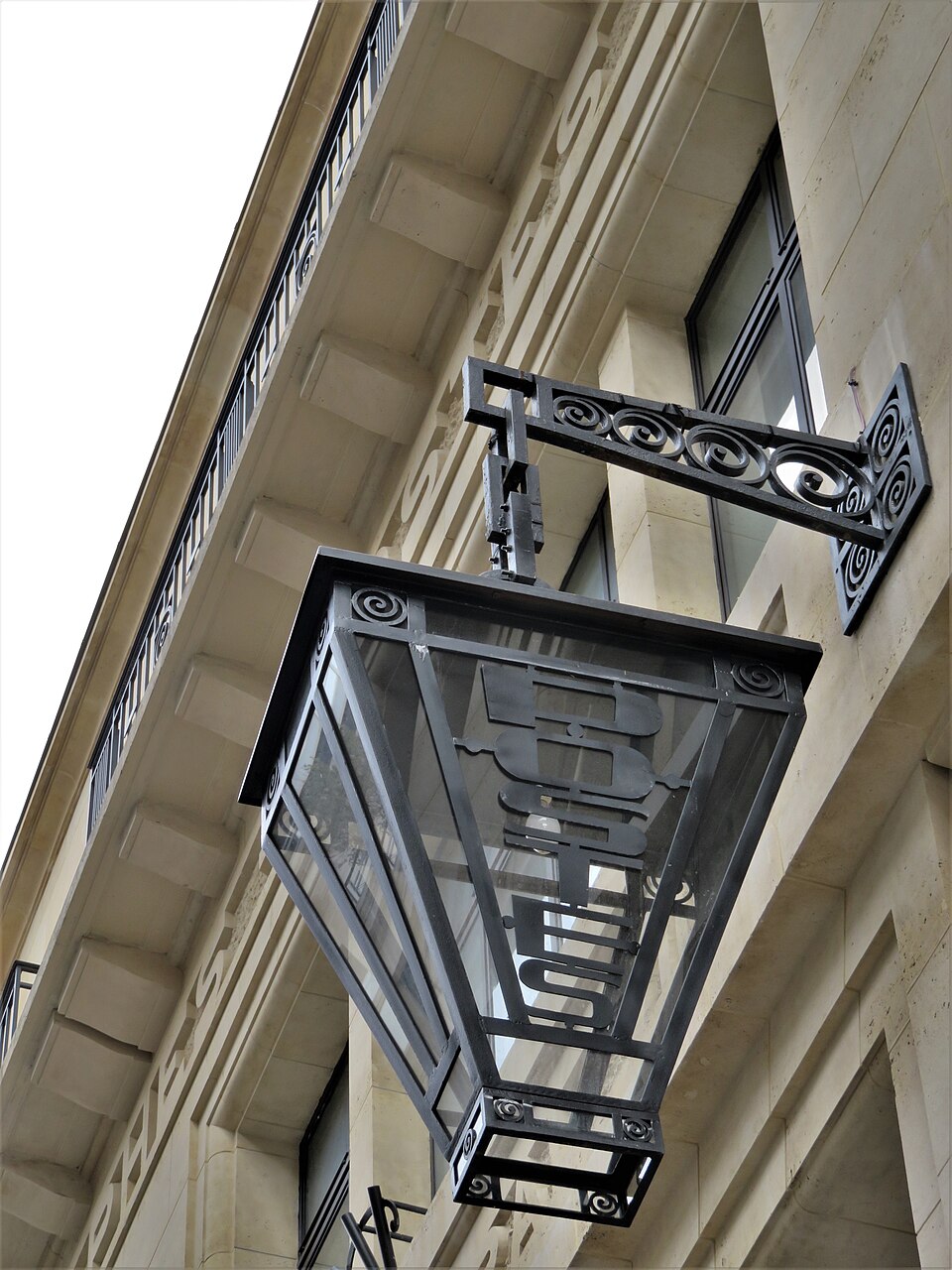 Façade du 49–51 rue La Boétie à Paris, photographiée en juillet 2018.