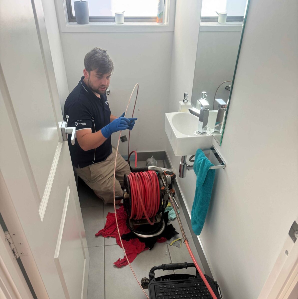 Technicien et matériel de débouchage de canalisation