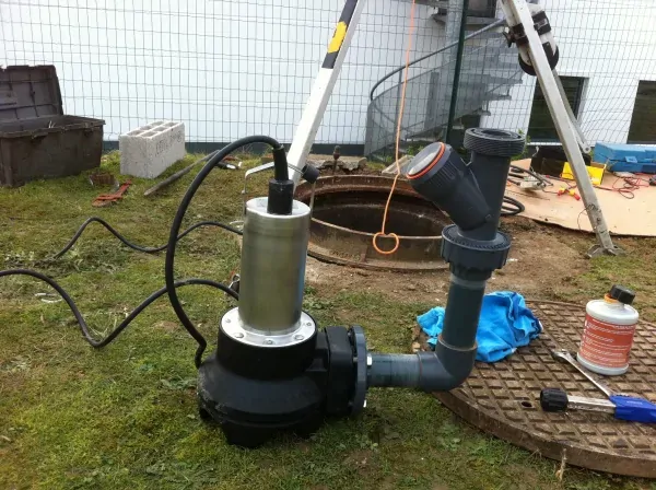 Pompe de relevage pour les eaux usées