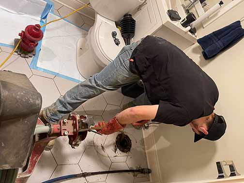 Débouchage d’une évacuation de WC avec un furet mécanique