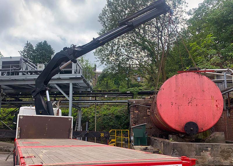 Cuve à fioul extérieure et camion équipé d’un bras de levage