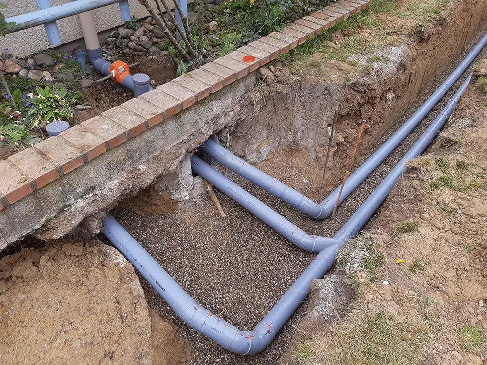 Maison en contrebas : quand une pompe de relevage devient nécessaire
